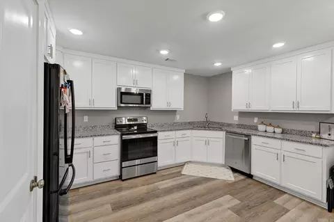 Kitchen - 12 Thomas Cir, Greenbrier, AR 72058 photo 2 of 4