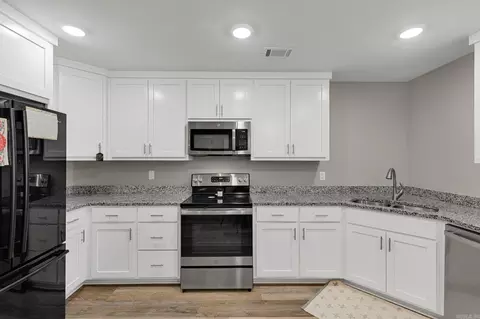 Kitchen - 12 Thomas Cir, Greenbrier, AR 72058 photo 3 of 4