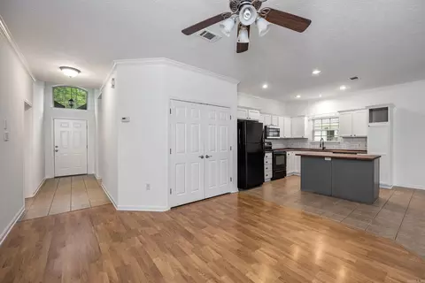 327 Locust St, Conway, AR 72034 photo 3