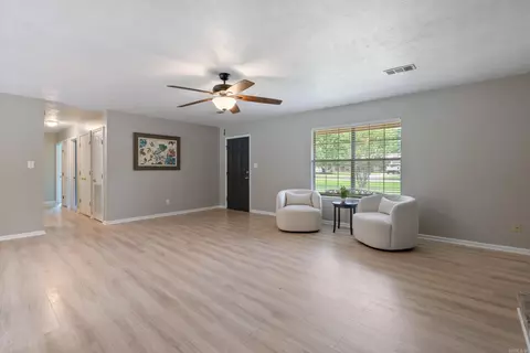 Living - 10 Pintail Dr, Conway, AR 72032 photo 2 of 6