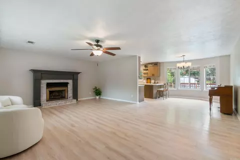 Living - 10 Pintail Dr, Conway, AR 72032 photo 4 of 6