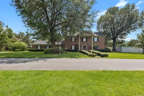 8 Elmwood Cir, Pine Bluff, AR 71603 photo 2