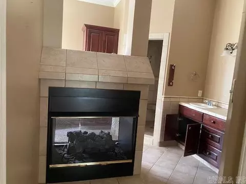 Bath - 1300 Fern Creek Dr, Benton, AR 72015 photo 2 of 4