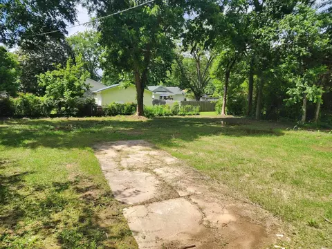 Exterior - 303 E Center St, Beebe, AR 72012 photo 4 of 4