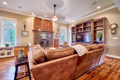 Living - 425 Tomahawk Ln, Bismarck, AR 71929 photo 2 of 7