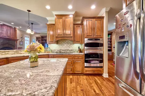 Kitchen - 425 Tomahawk Ln, Bismarck, AR 71929 photo 2 of 5