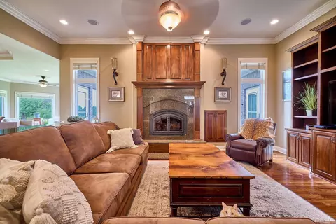 Living - 425 Tomahawk Ln, Bismarck, AR 71929 photo 4 of 7