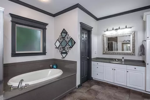 Bath - 5212 Carribean Dr E, Benton, AR 72019 photo 2 of 5