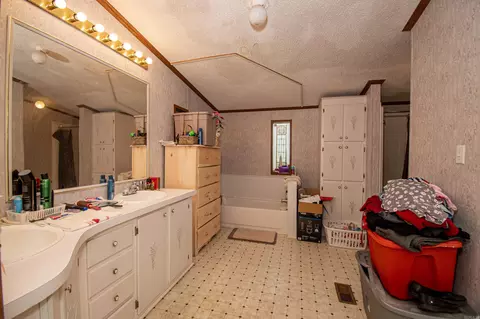 Bath - 1509 W Pine St, Warren, AR 71671 photo 3 of 4