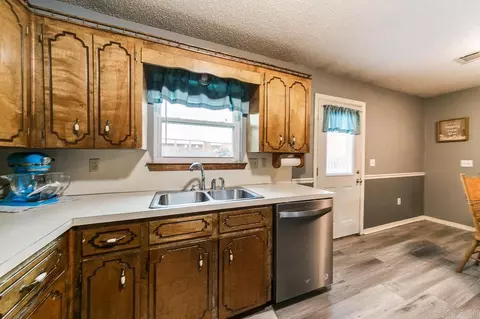 Kitchen - 17 Panther Cv, Cabot, AR 72023 photo 5 of 6
