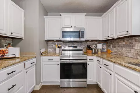 Kitchen - 330 Mill Pond Rd, Conway, AR 72034 photo 3 of 5