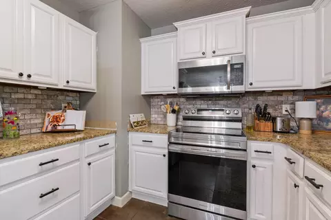 Kitchen - 330 Mill Pond Rd, Conway, AR 72034 photo 4 of 5