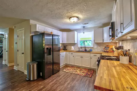 Kitchen - 10820 Goodwin Rd, Benton, AR 72019 photo 3 of 5