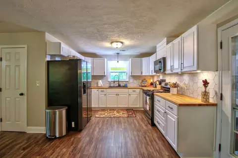 Kitchen - 10820 Goodwin Rd, Benton, AR 72019 photo 2 of 5