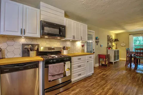 Kitchen - 10820 Goodwin Rd, Benton, AR 72019 photo 4 of 5