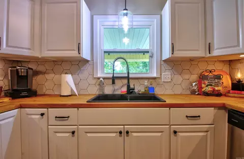 Kitchen - 10820 Goodwin Rd, Benton, AR 72019 photo 5 of 5