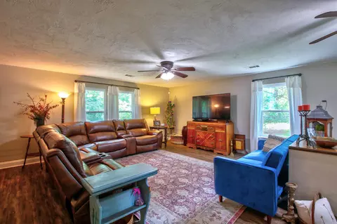 Living - 10820 Goodwin Rd, Benton, AR 72019 photo 4 of 7