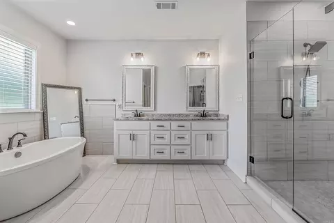 Bath - 10593 Hinds Rd, Benton, AR 72019 photo 1 of 6