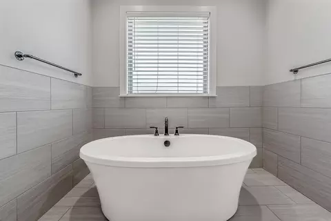 Bath - 10593 Hinds Rd, Benton, AR 72019 photo 3 of 6