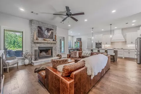 Living - 10593 Hinds Rd, Benton, AR 72019 photo 2 of 3