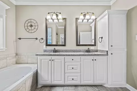 Bath - 1578 Calcutta Dr, Cabot, AR 72023 photo 3 of 6