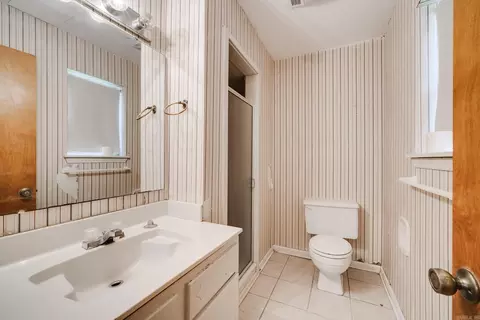 Bath - 1908 Berry Place Dr, Conway, AR 72032 photo 1 of 3