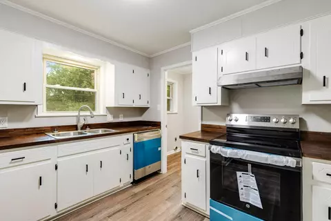 Kitchen - 477 Efird Rd, Malvern, AR 72104 photo 3 of 6