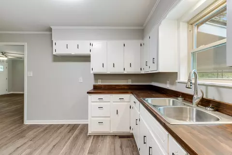 Kitchen - 477 Efird Rd, Malvern, AR 72104 photo 1 of 6