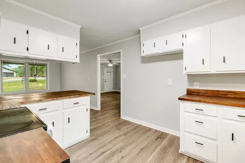Kitchen - 477 Efird Rd, Malvern, AR 72104 photo 5 of 6