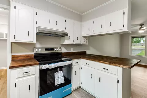Kitchen - 477 Efird Rd, Malvern, AR 72104 photo 4 of 6