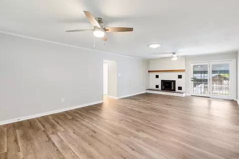 Living - 477 Efird Rd, Malvern, AR 72104 photo 2 of 4