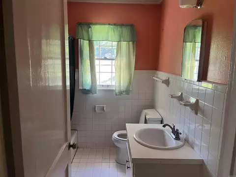 Bath - 2802 Edgewood Dr, Pine Bluff, AR 71603 photo 1 of 1