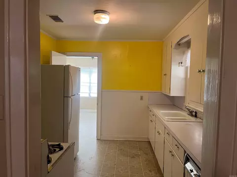 Kitchen - 2802 Edgewood Dr, Pine Bluff, AR 71603 photo 2 of 2