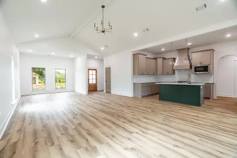 Living - 15 Dandelion Dr, Greenbrier, AR 72058 photo 3 of 3