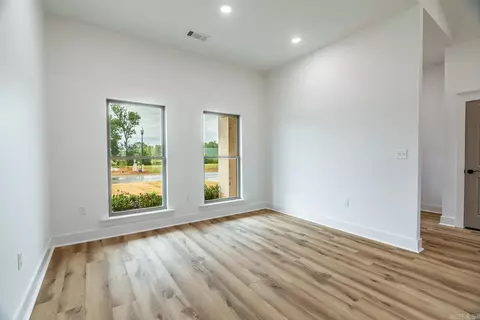 Living - 15 Dandelion Dr, Greenbrier, AR 72058 photo 2 of 3