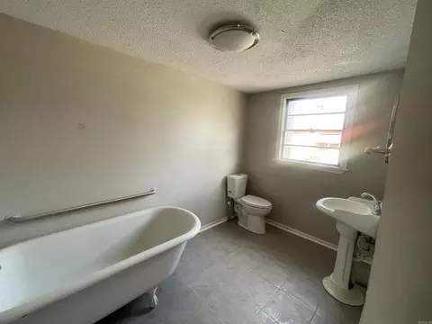 Bath - 918 W 13th St, Pine Bluff, AR 71601 photo 2 of 2