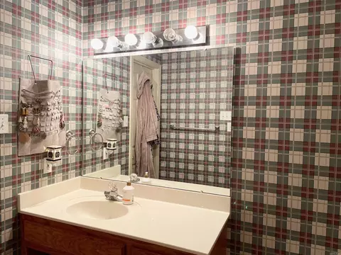 Bath - 2003 Donaghey Ave, Conway, AR 72032 photo 1 of 2