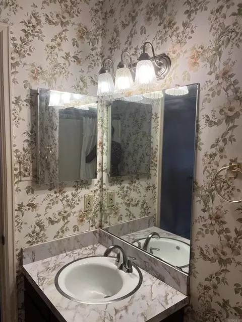 Bath - 3800 Royal Forrest Dr, Pine Bluff, AR 71603 photo 2 of 3