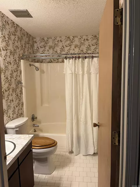 Bath - 3800 Royal Forrest Dr, Pine Bluff, AR 71603 photo 3 of 3