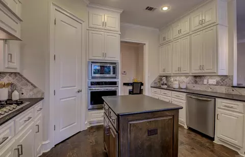 Kitchen - 6582 Westminster, Benton, AR 72019 photo 3 of 6