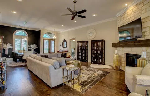 Living - 6582 Westminster, Benton, AR 72019 photo 4 of 5