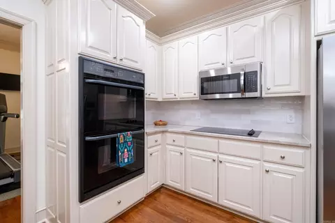 Kitchen - 1955 Summerbrook Dr, Conway, AR 72034 photo 4 of 4