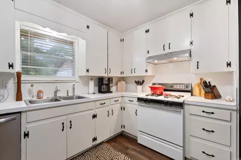 Kitchen - 21 Hummingbird Ln, Conway, AR 72032 photo 3 of 4