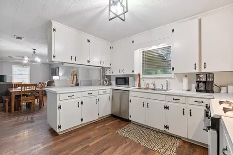 Kitchen - 21 Hummingbird Ln, Conway, AR 72032 photo 4 of 4