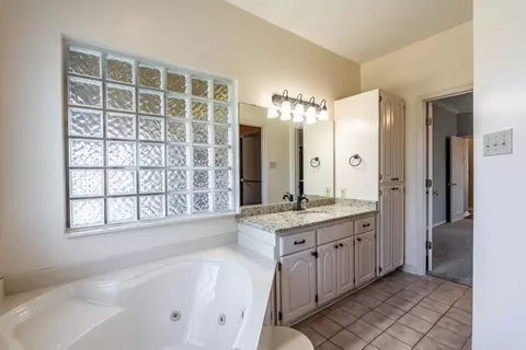 Bath - 1775 Calhoun Dr, Conway, AR 72034 photo 4 of 5