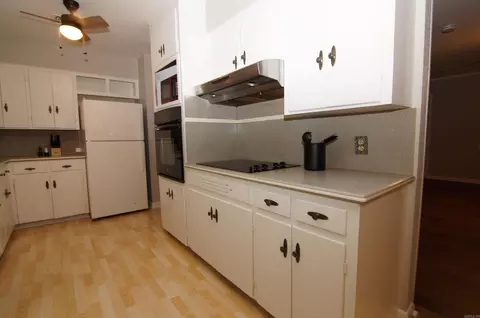Kitchen - 219 Eagle Dr, Lonoke, AR 72086 photo 6 of 8