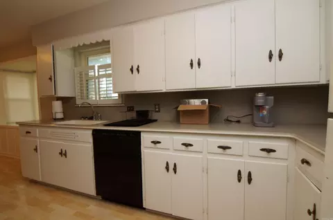 Kitchen - 219 Eagle Dr, Lonoke, AR 72086 photo 7 of 8