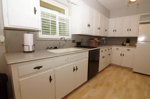 Kitchen - 219 Eagle Dr, Lonoke, AR 72086 photo 3 of 8