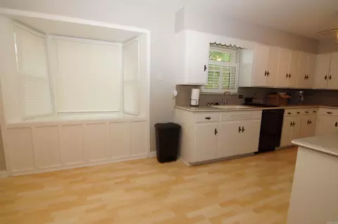 Kitchen - 219 Eagle Dr, Lonoke, AR 72086 photo 5 of 8