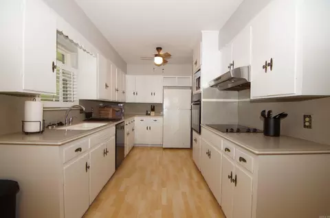 Kitchen - 219 Eagle Dr, Lonoke, AR 72086 photo 4 of 8
